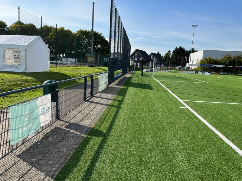 Sportanlage mit Wegen, Geländern und Grünflächen